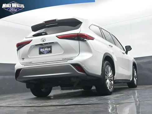 Used 2023 Toyota Highlander Platinum image 29