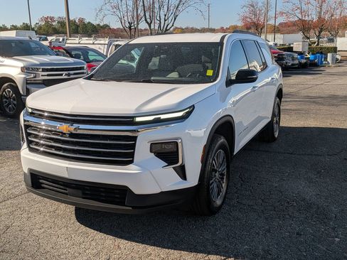 Used 2025 Chevrolet Traverse LT image 5