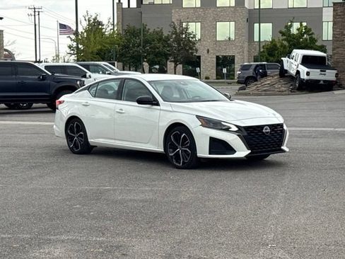 Used 2024 Nissan Altima 2.5 SR FWD image 35