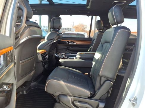 Used 2022 Jeep Grand Wagoneer Series III image 12