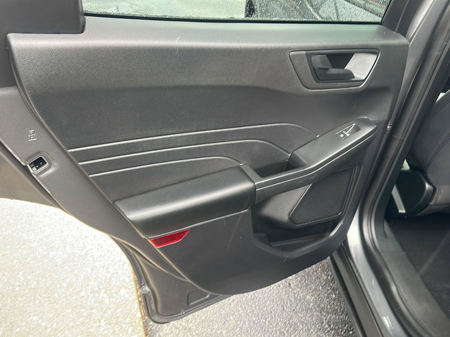 Used 2022 Ford Escape SE w/ SE Sport Appearance Package FWD image 17