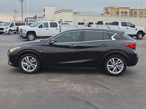 Used 2017 INFINITI QX30 Premium w/ Technology Package FWD image 2