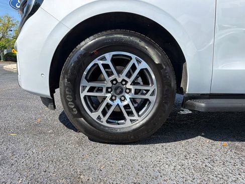 Used 2025 Ford Expedition Active image 29