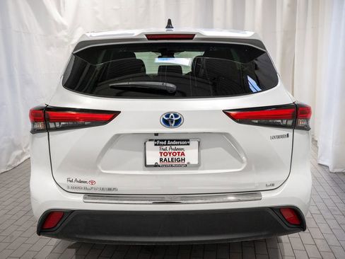Used 2023 Toyota Highlander LE image 5