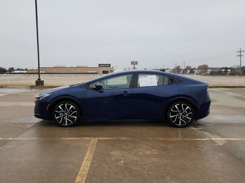 Used 2025 Toyota Prius Plug-In Hybrid image 3