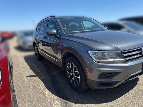 Used 2020 Volkswagen Tiguan SE w/ Panoramic Sunroof Package AWD/4WD image 2