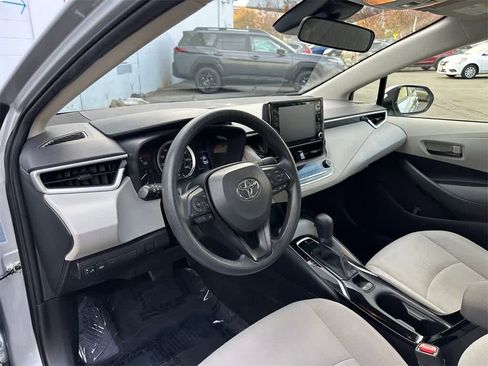 Used 2022 Toyota Corolla LE image 2
