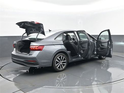 Used 2025 Volkswagen Jetta SE image 28