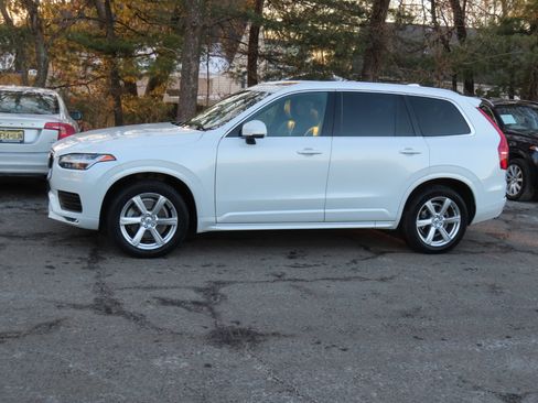 Used 2020 Volvo XC90 T6 Momentum image 2