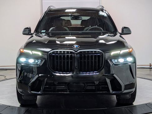 Used 2024 BMW X7 xDrive40i w/ M Sport Package image 3