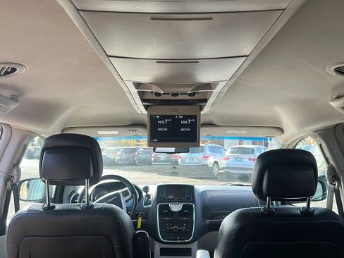 Used 2016 Chrysler Town & Country Touring image 11