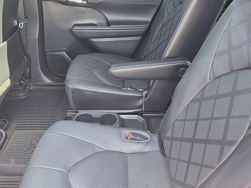 Used 2021 Toyota Highlander Platinum AWD/4WD image 8