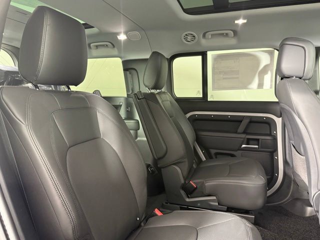 New 2026 Land Rover Defender 130 X-Dynamic SE AWD/4WD image 31