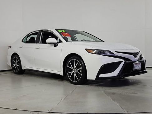 Used 2022 Toyota Camry SE image 4
