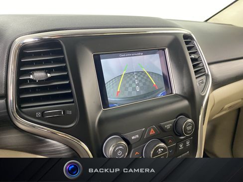 Used 2019 Jeep Grand Cherokee Laredo AWD/4WD image 4