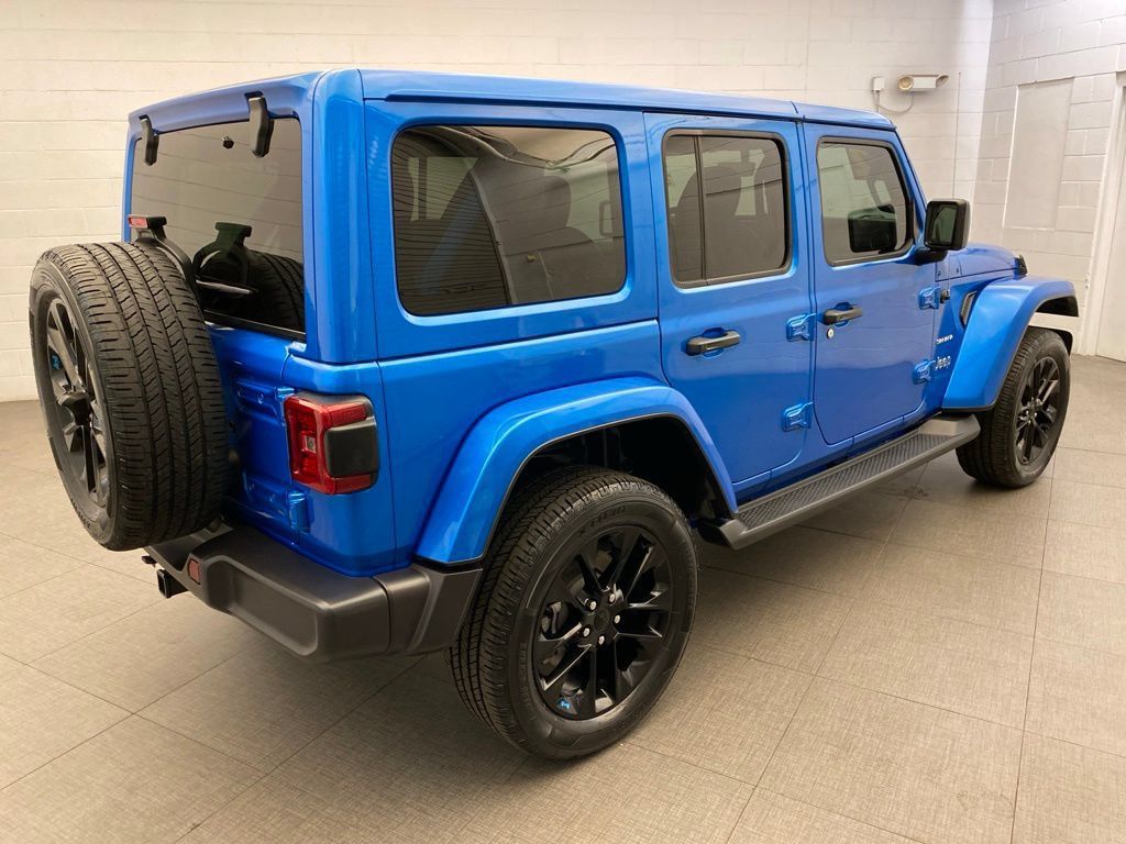 Used 2022 Jeep Wrangler Unlimited Sahara AWD/4WD image 7
