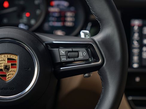 Certified 2025 Porsche Macan image 8