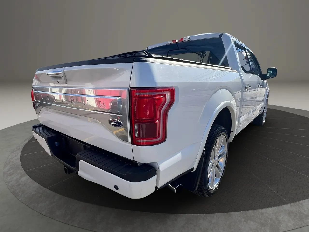 Used 2015 Ford F150 Platinum w/ Equipment Group 701A Luxury AWD/4WD image 5