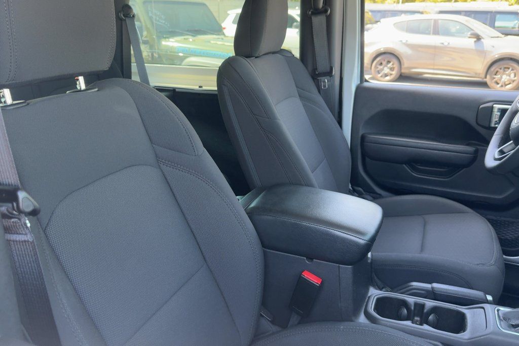 Used 2023 Jeep Wrangler Sport AWD/4WD image 15