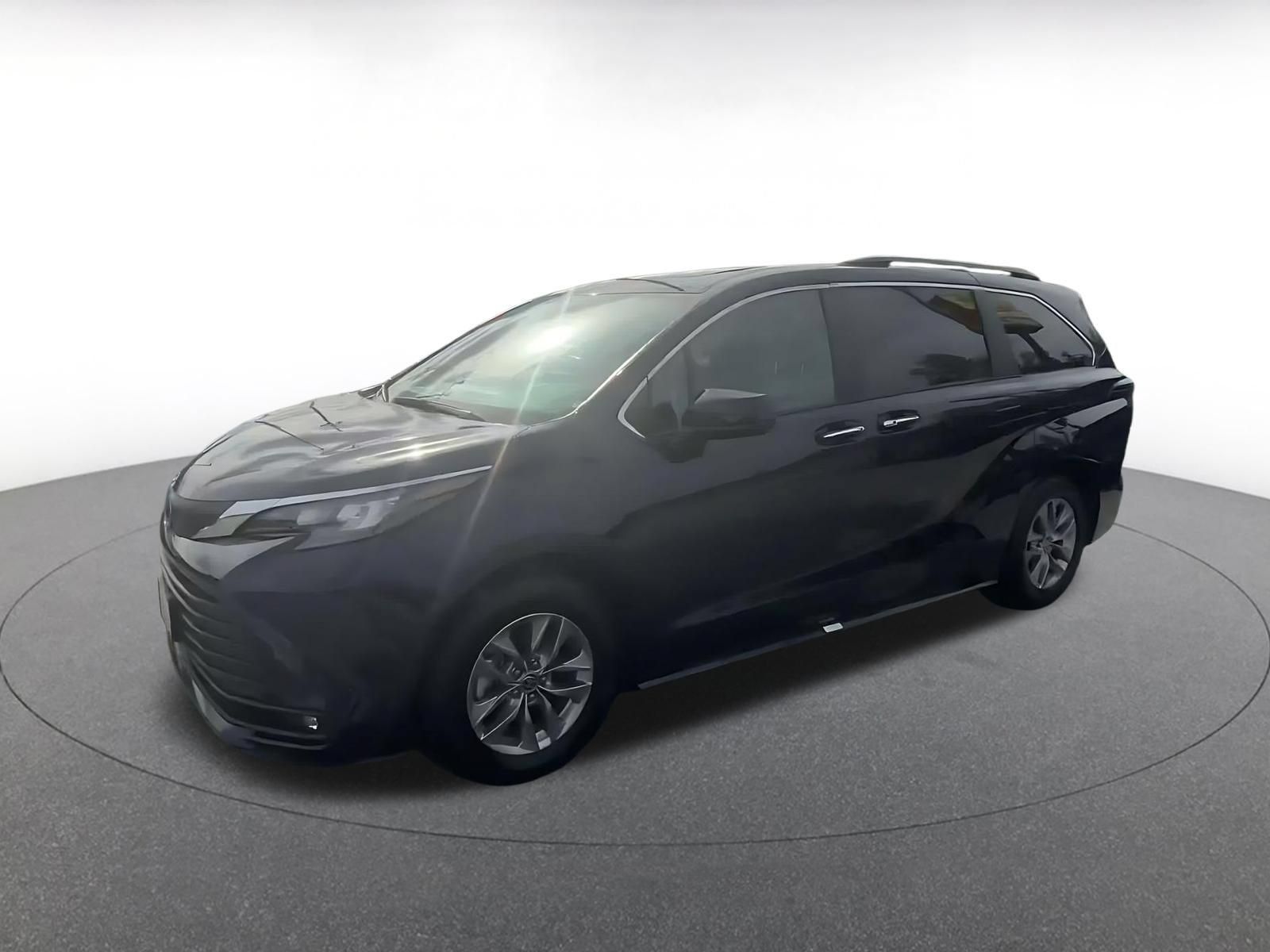 Used 2025 Toyota Sienna XLE FWD image 7