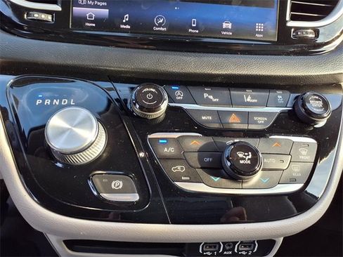 Used 2021 Chrysler Pacifica Touring-L image 57