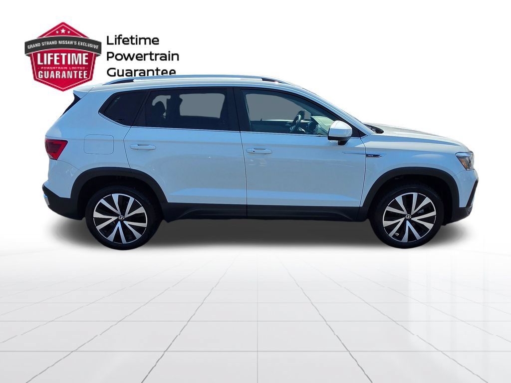 Used 2024 Volkswagen Taos SE w/ Panoramic Sunroof Package FWD image 6