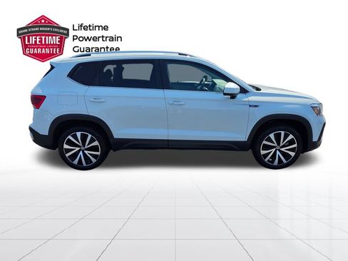 Used 2024 Volkswagen Taos SE w/ Panoramic Sunroof Package FWD image 6