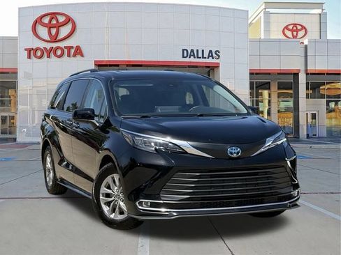 Used 2024 Toyota Sienna XLE FWD image 1