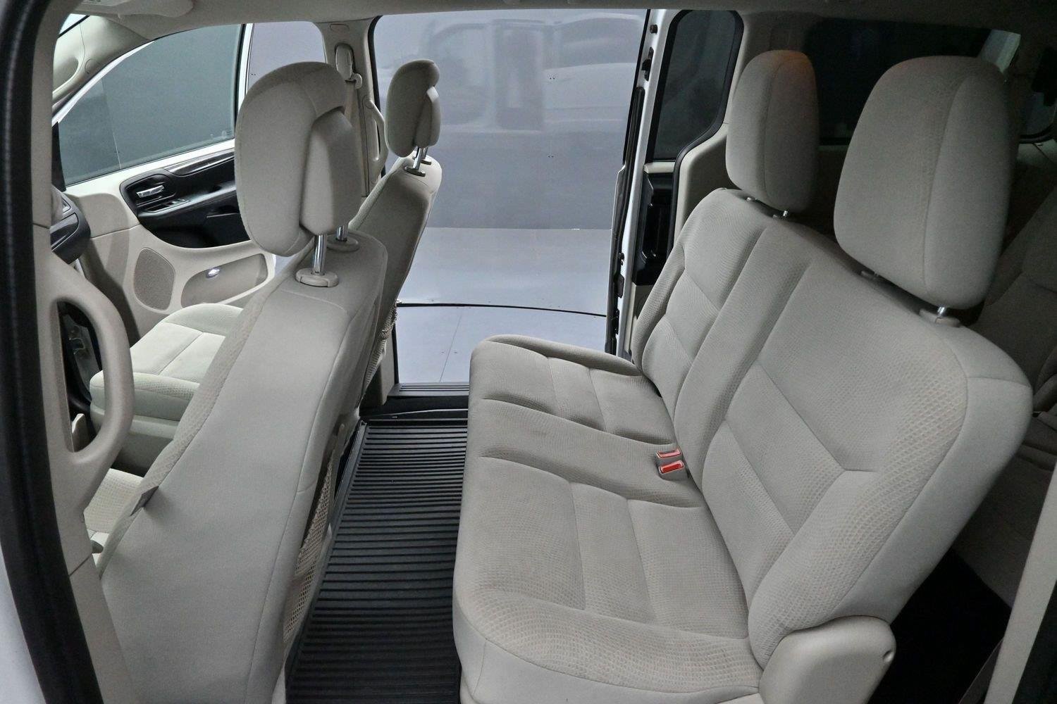 Used 2017 Dodge Grand Caravan SE FWD image 21