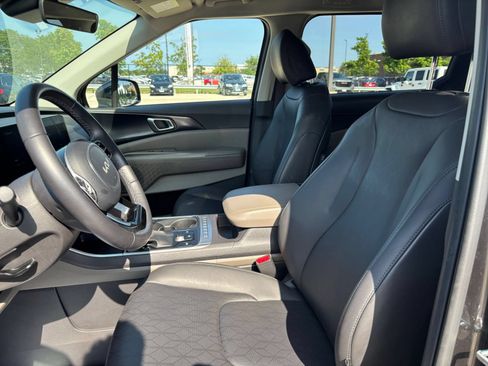 Used 2026 Kia Carnival FWD image 24