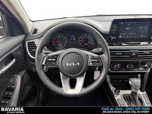 Used 2023 Kia Seltos LX AWD/4WD image 12