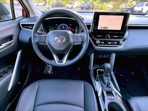 Certified 2025 Toyota Corolla Cross XLE image 5