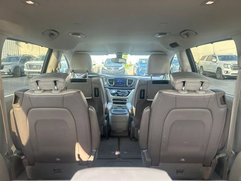 Used 2017 Chrysler Pacifica Touring-L Plus FWD image 6