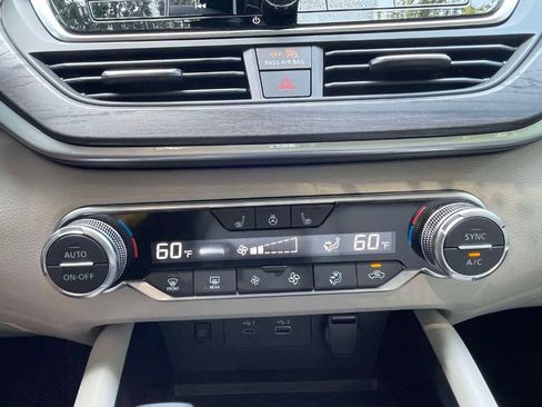 Used 2025 Nissan Altima 2.5 SL FWD image 30