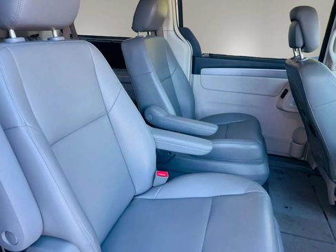Used 2014 Volkswagen Routan SE FWD image 12