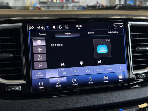Used 2024 Chrysler Pacifica Touring-L FWD image 20