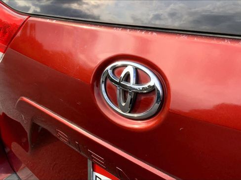 Used 2013 Toyota Sienna LE image 32