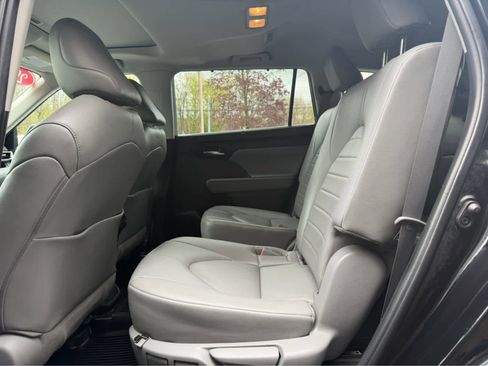 Used 2022 Toyota Highlander XLE AWD/4WD image 16
