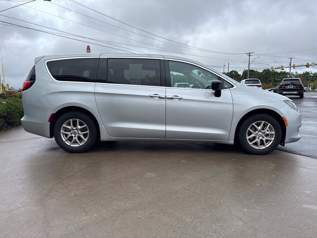 Used 2024 Chrysler Voyager LX FWD image 4