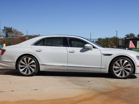 Used 2021 Bentley Flying Spur W12 image 15