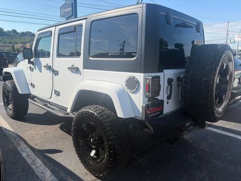 Used 2017 Jeep Wrangler Unlimited Sahara w/ Connectivity Group AWD/4WD image 4