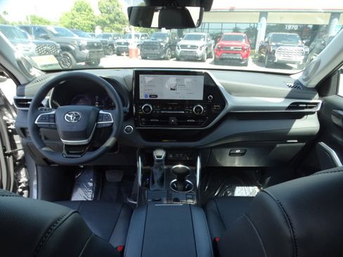 New 2026 Toyota Highlander Platinum AWD/4WD image 15