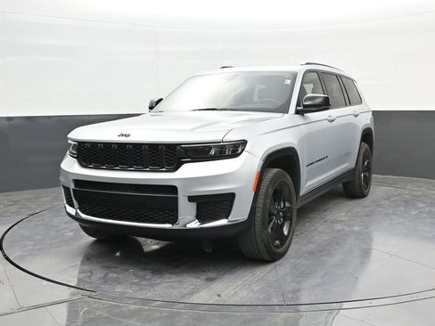 Used 2023 Jeep Grand Cherokee L Laredo AWD/4WD image 3