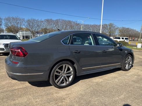 Used 2017 Volkswagen Passat 1.8T R-Line w/ R-Line Lighting Package image 4
