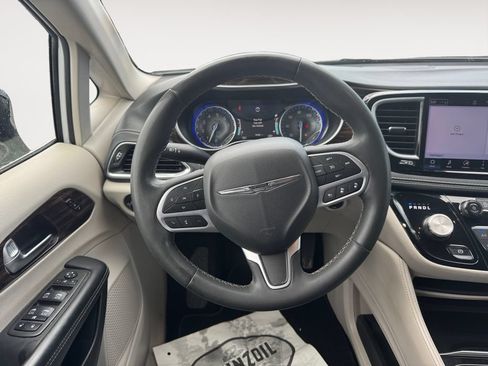 Used 2023 Chrysler Pacifica Limited FWD image 12