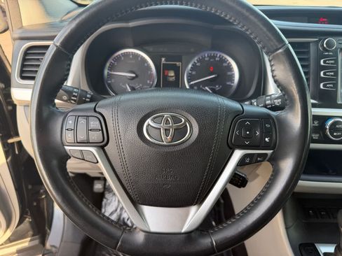 Used 2018 Toyota Highlander XLE FWD image 19