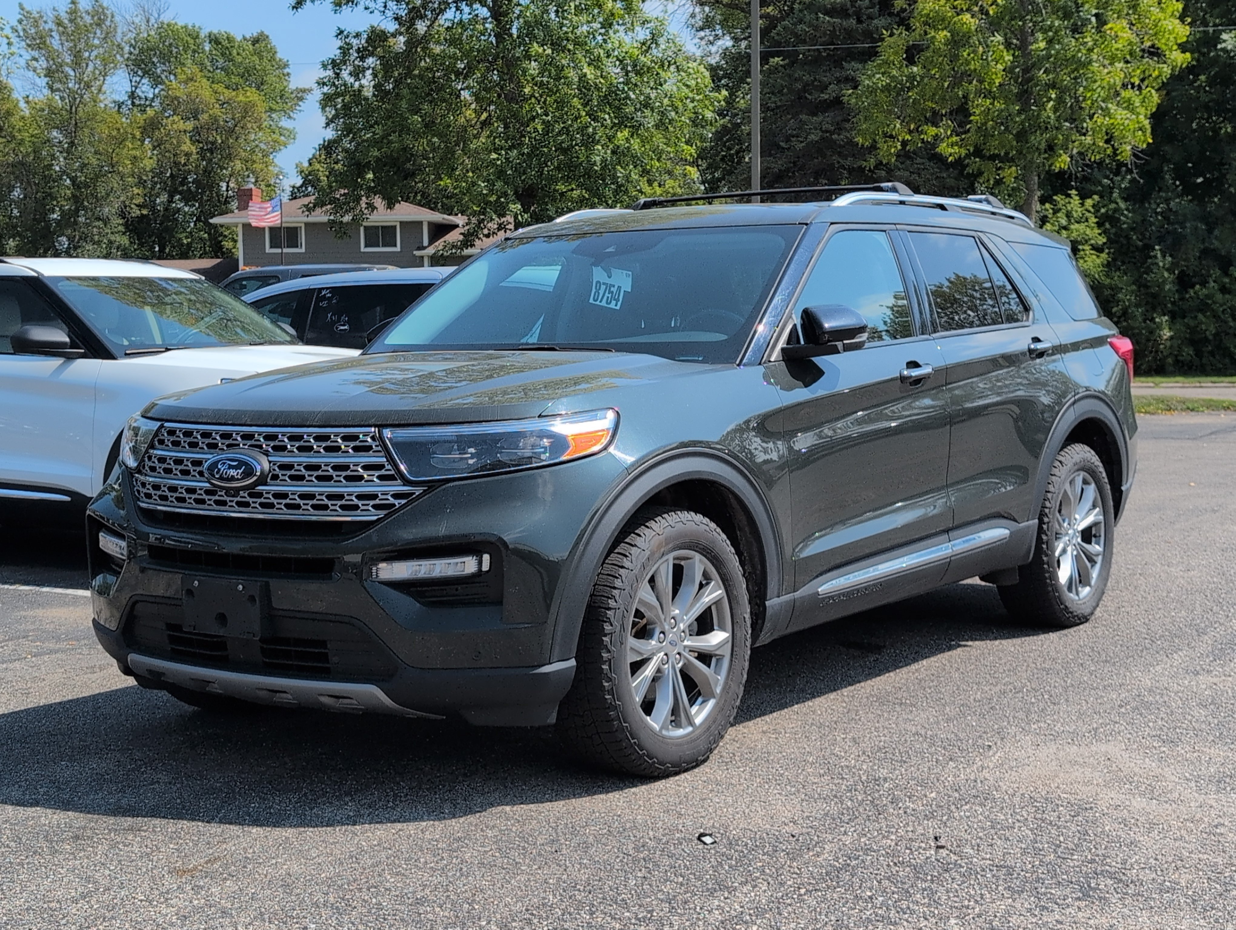 Used 2022 Ford Explorer Limited w/ Equipment Group 301A AWD/4WD image 2