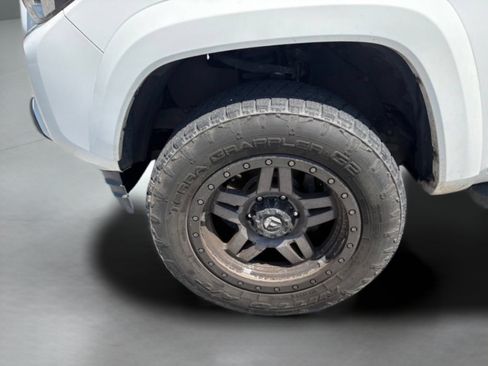 Used 2018 Toyota Tacoma SR5 RWD image 29