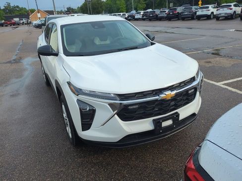 Used 2025 Chevrolet Trax LS w/ Driver Confidence Package FWD image 2