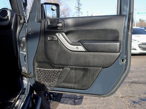 Used 2017 Jeep Wrangler Unlimited Rubicon w/ Dual Top Group image 35